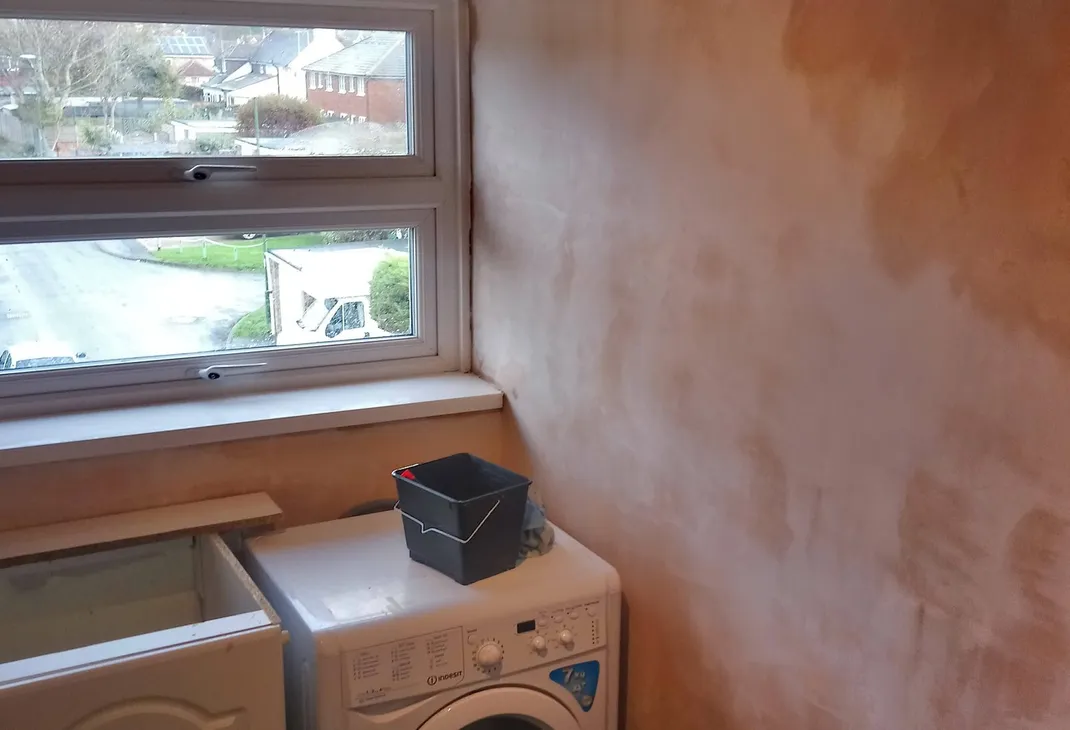 Wall plastering in new kitchen installation